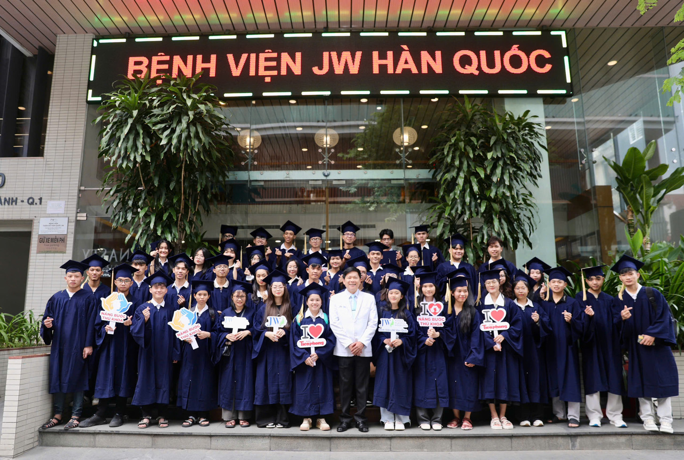 Qua cuốn sách, bác sĩ Tú Dung khẳng định hoàn cảnh xuất thân không quyết định số phận con người. Ông tin rằng mặc dù không thể chọn điểm khởi đầu nhưng mỗi người đều có khả năng thay đổi cuộc đời mình bằng sự kiên trì và nỗ lực.