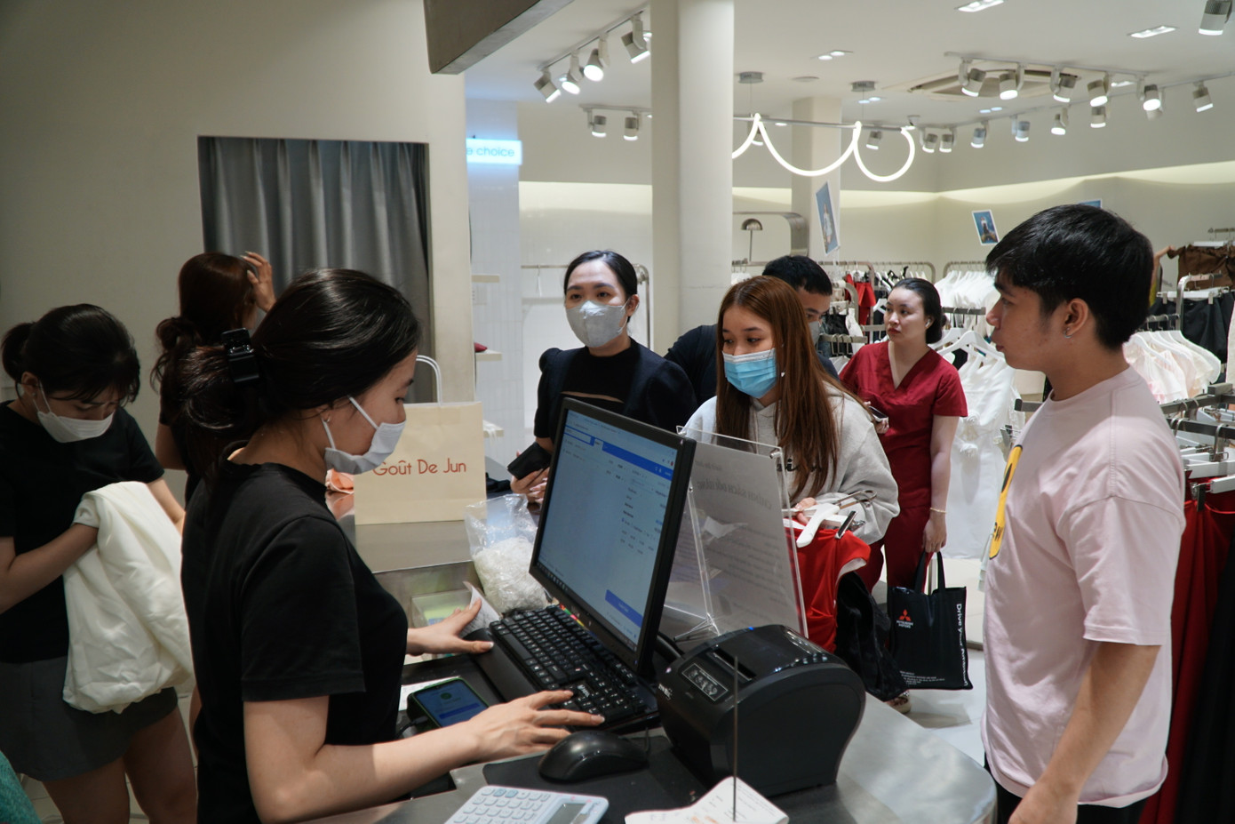 Nhiều người tranh thủ thời điểm nghỉ Tết để mua sắm. Thu Hương (ngụ ở quận 3) cho hay cô mới được nghỉ Tết từ hôm qua nên chưa kịp sắm sửa gì, hôm nay tranh thủ dọn nhà vào ban ngày và mua sắm vào ban đêm để tiết kiệm thời gian. "Các cửa hàng thời trang ở đây bán nhiều mặt hàng hợp xu hướng, mẫu mã đa dạng nên thu hút rất nhiều người trẻ", Hương nói.