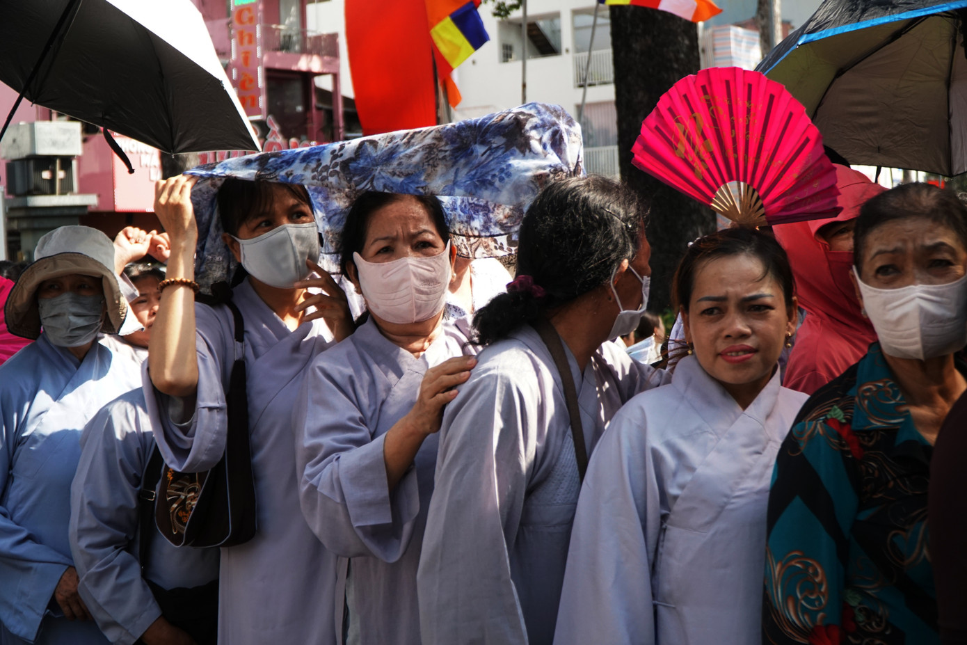 Dưới cái nắng gay gắt, dòng người vẫn tuần tự xếp hàng chờ tới lượt vào chiêm bái.