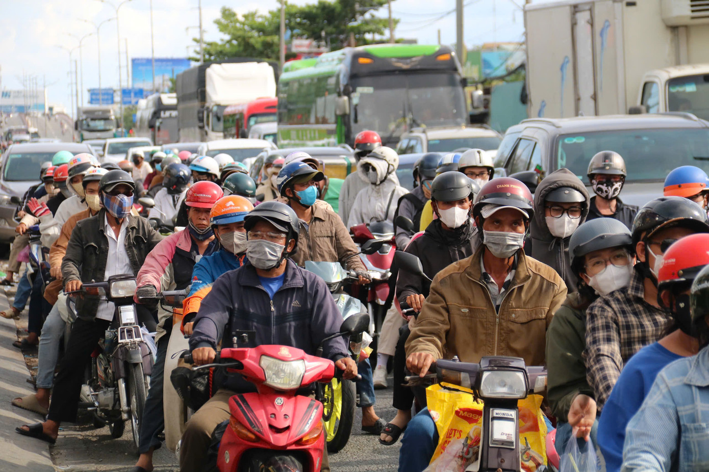 Đường Lê Khả Phiêu (quốc lộ 1) - cửa ngõ phía Tây TPHCM đông nghẹt. Thời tiết nắng nóng khiến việc đi lại bằng xe máy vất vả hơn.