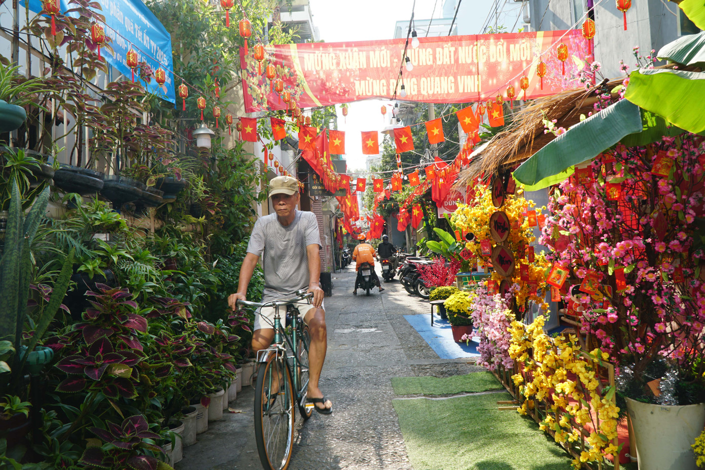 Tại hẻm 153 đường Nguyễn Thị Minh Khai (phường Phạm Ngũ Lão, quận 1), người dân nơi đây đã hoàn tất "đường hoa mini" với nhiều tiểu cảnh sinh động, rực rỡ sắc màu.