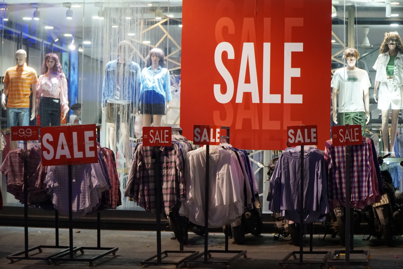 Nhiều cửa hàng treo biển giảm giá sâu. Một số mặt hàng được bày ra cả ngoài đường để thu hút khách.