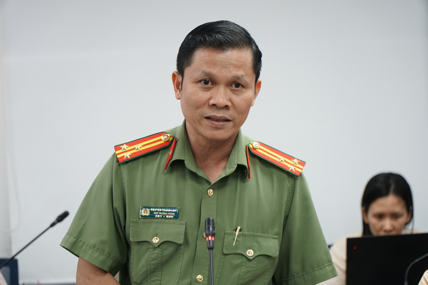 Thượng tá Nguyễn Thăng Long, Phó trưởng Phòng Tham mưu Công an TPHCM trả lời báo chí chiều 13/3. Ảnh: Anh Nhàn