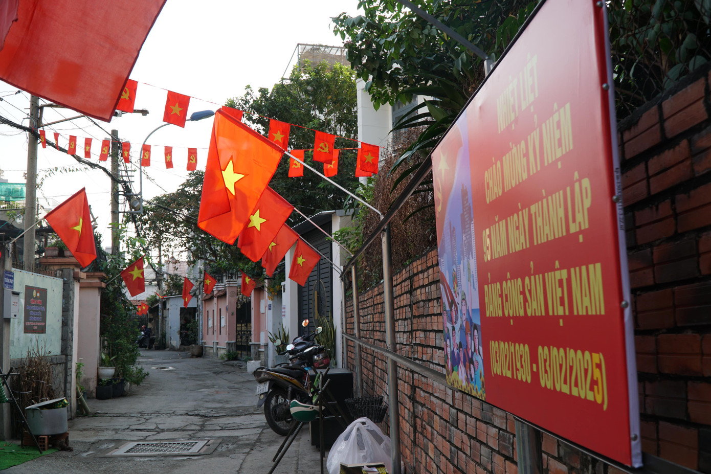 Con hẻm này còn được phủ lên sắc đỏ rực của cờ Tổ quốc. Anh Hoàng Vũ trong lúc chạy xe đi làm đã rất bất ngờ với diện mạo mới ở nơi mình sinh sống. "Tôi cảm thấy Tết đã đến gần, không khí xuân đã ngập tràn mọi nơi", anh Vũ nói.