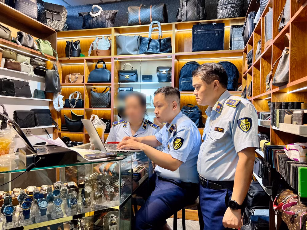Lực lượng chức năng kiểm tra tại các điểm kinh doanh trong Trung tâm Thương mại Saigon Square.