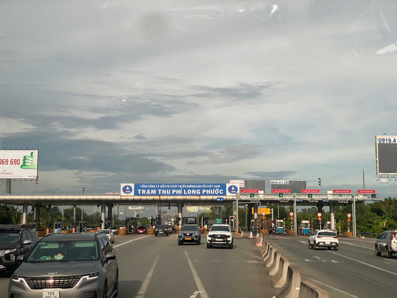 Từ trạm thu phí Long Phước về đến nút giao An Phú (TP Thủ Đức) của cao tốc TPHCM - Long Thành xe tuy đông nhưng chưa ghi nhận tình trạng ùn tắc