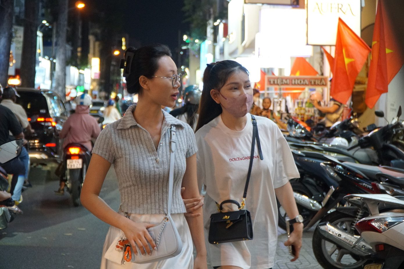 Một số bạn trẻ chọn cách gửi xe máy và đi bộ để ngắm nghía, lựa chọn. Tuy nhiên, con đường chật cứng cũng khiến việc đi lại khó khăn.