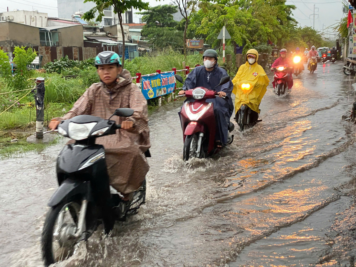 Trên đường đường Bình Lợi (quận Bình Thạnh) cơn mưa lớn khiến nước ngập lênh láng.