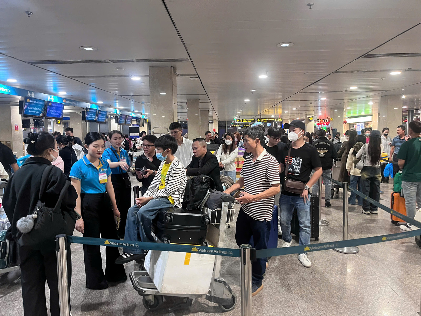 Đối với các ngày sau Tết (từ mùng 1 đến mùng 6 tháng Giêng), lượng khách thông qua cảng trong ngày cao điểm nhất (mùng 5 tháng Giêng) dự kiến đạt hơn 155.000 lượt khách, tăng 4% so với cùng kỳ. Đối với các ngày sau Tết (từ mùng 1 đến mùng 6 tháng Giêng), lượng khách thông qua cảng trong ngày cao điểm nhất (mùng 5 tháng Giêng) dự kiến đạt hơn 155.000 lượt khách, tăng 4% so với cùng kỳ.