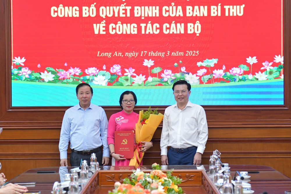 Phó Bí thư Thường trực Tỉnh ủy, Trưởng đoàn đại biểu Quốc hội tỉnh - Nguyễn Thanh Hải (bìa phải) và Phó Bí thư Tỉnh ủy, Chủ tịch UBND tỉnh - Nguyễn Văn Út trao quyết định và tặng hoa chúc mừng bà Nguyễn Thị Thúy Phó Bí thư Thường trực Tỉnh ủy, Trưởng đoàn đại biểu Quốc hội tỉnh - Nguyễn Thanh Hải (bìa phải) và Phó Bí thư Tỉnh ủy, Chủ tịch UBND tỉnh - Nguyễn Văn Út trao quyết định và tặng hoa chúc mừng bà Nguyễn Thị Thúy