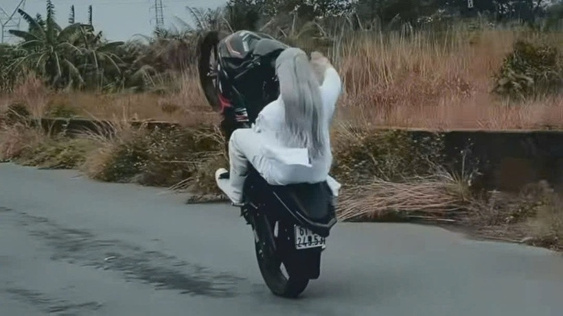 Thanh niên hóa trang ‘thần điêu đại hiệp’. Ảnh: Cắt từ clip Thanh niên hóa trang ‘thần điêu đại hiệp’. Ảnh: Cắt từ clip