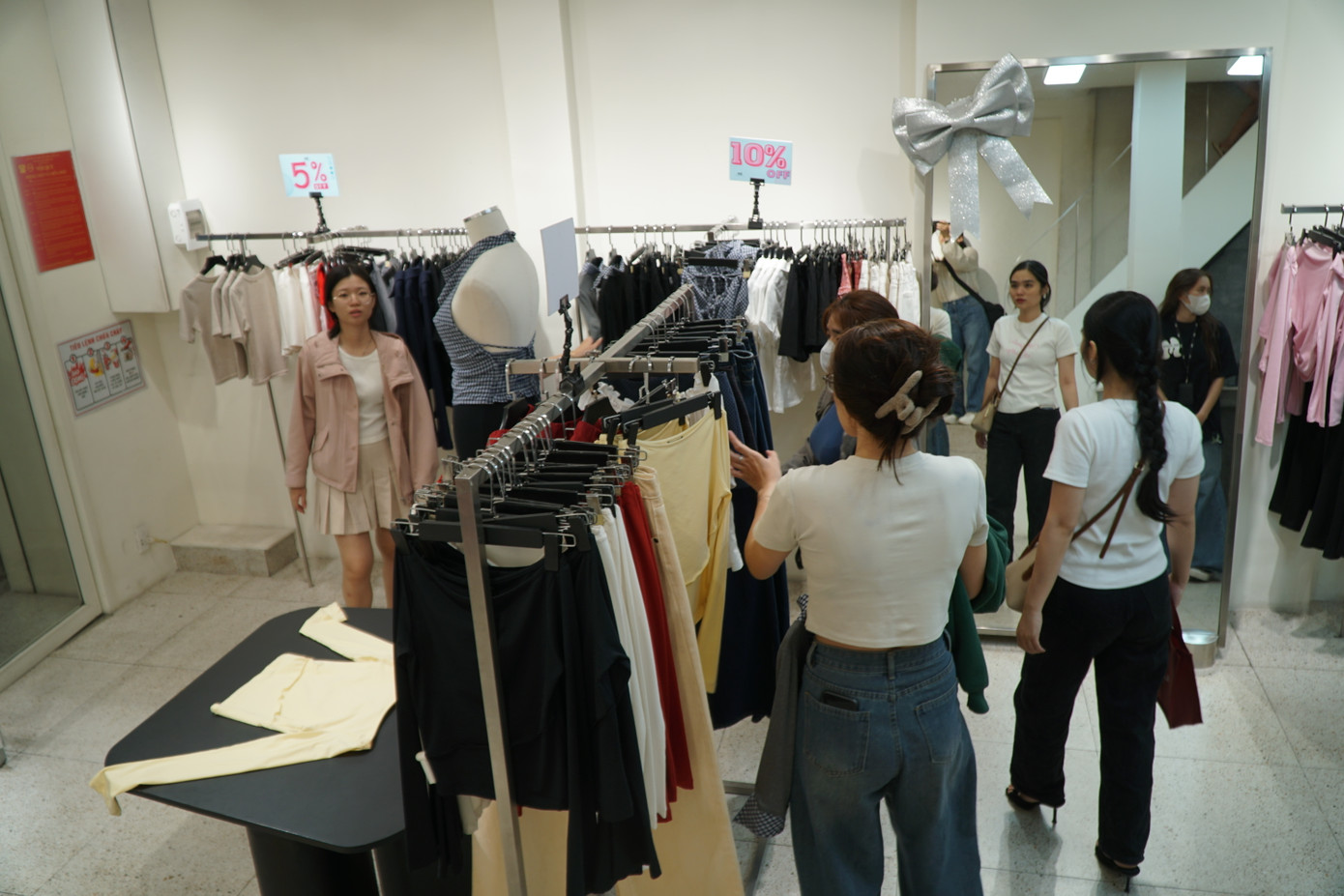 Quản lý một cửa hàng thời trang chia sẻ, hàng được nhập về từ vài tháng trước để phục vụ nhu cầu của các bạn trẻ dịp Tết Nguyên đán Ất Tỵ 2025. Các chương trình giảm giá đã được chạy từ trước ngày nghỉ lễ.