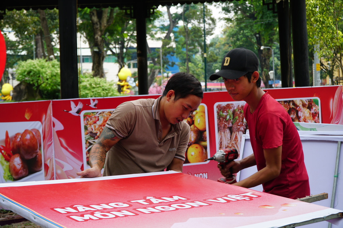 Đội ngũ thi công đang tất bật hoàn thiện những khâu cuối cùng để phục vụ người dân vui chơi, thưởng lãm.