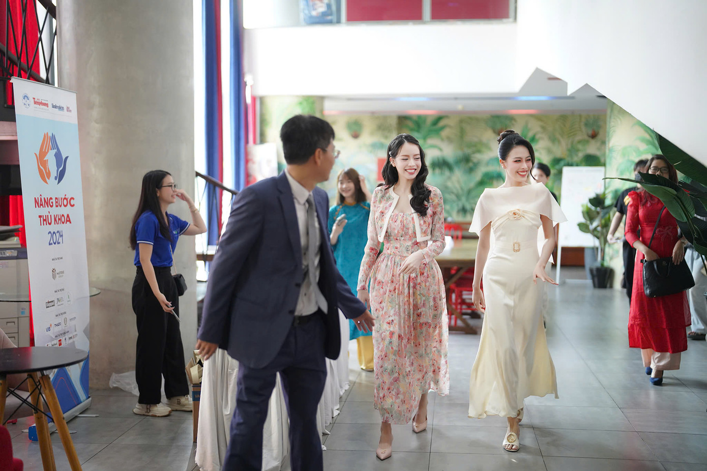 Hoa hậu Thanh Thủy và Á hậu Ngọc Hằng có mặt từ sớm. Sự xuất hiện của các người đẹp khiến sinh viên hào hứng.