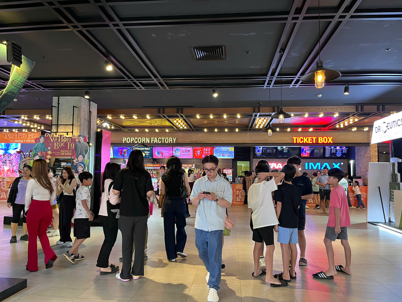 Ghi nhận của phóng viên Báo Tiền Phong từ trưa đến chiều tối 1/2, nhiều rạp phim tại TPHCM có rất đông người đến xếp hàng mua vé.