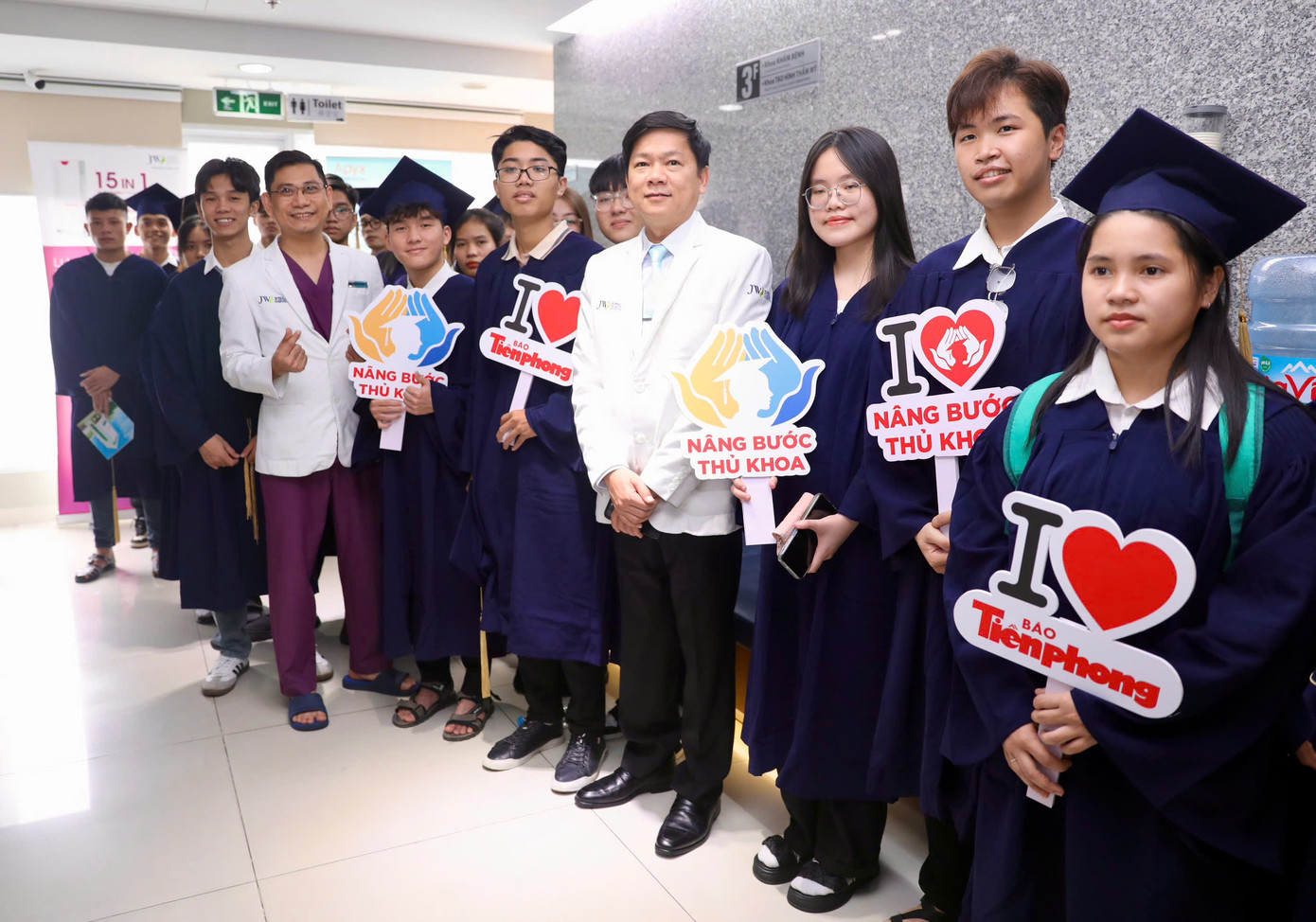 Trước khi bước vào buổi talk show, các sinh viên được các bác sĩ, chuyên viên dẫn tham quan bệnh viện.