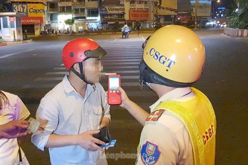 Lực lượng CSGT kiểm tra nồng độ cồn người tham gia giao thông. Ảnh: Hoàng Thuận. Lực lượng CSGT kiểm tra nồng độ cồn người tham gia giao thông. Ảnh: Hoàng Thuận.