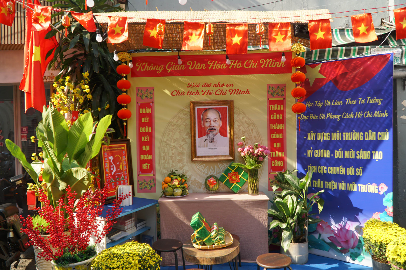 Không gian văn hóa Hồ Chí Minh được trưng bày một góc trang nghiêm tại con hẻm này.