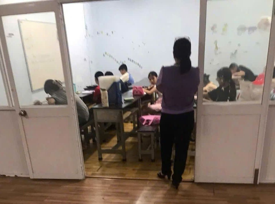 Một lớp dạy thêm cho học sinh tiểu học tại Nhà văn hóa Thanh Đa (quận Bình Thạnh). Ảnh: V.D.