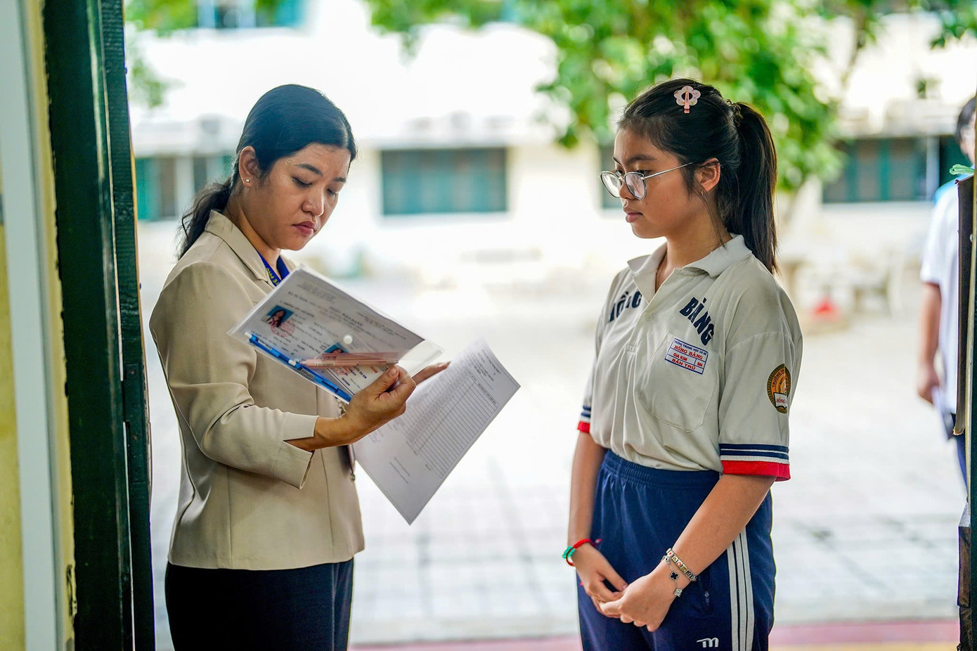 Ông Nguyễn Bảo Quốc, Phó Giám đốc Sở Giáo dục và Đào tạo TPHCM, cho biết đề thi Văn sẽ ra theo hướng có độ phủ rộng, được xây dựng theo định hướng đánh giá năng lực đọc hiểu các loại văn bản và viết. Với cả 3 môn thi, đề thi năm nay sẽ giảm tỷ lệ câu hỏi thông hiểu xuống còn 60% thay vì 70-75% như các năm trước. Câu hỏi yêu cầu vận dụng tăng lên 40%, phù hợp mục tiêu đánh giá học sinh theo chương trình giáo dục phổ thông 2018.