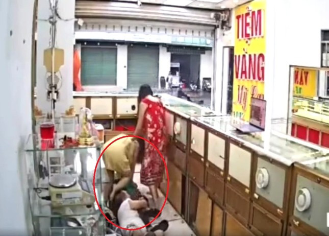 Đối tượng cướp tiệm vàng bị khống chế ngay tại hiện trường (Ảnh: cắt từ clip) Đối tượng cướp tiệm vàng bị khống chế ngay tại hiện trường (Ảnh: cắt từ clip)