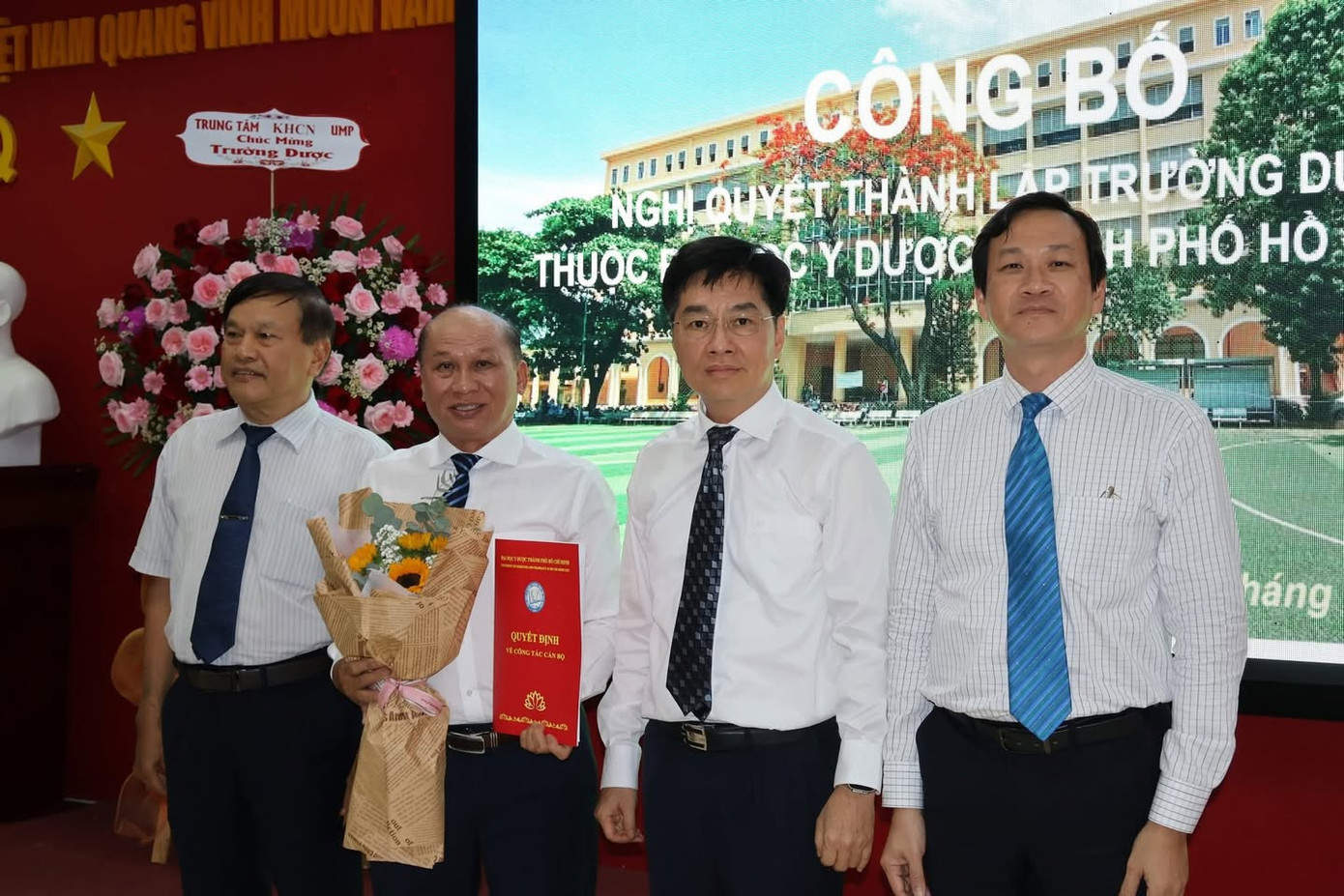 GS.TS Trần Thành Đạo (thứ 2 từ trái qua) nhận quyết định bổ nhiệm chức Hiệu trưởng Trường Dược. Ảnh: UMP GS.TS Trần Thành Đạo (thứ 2 từ trái qua) nhận quyết định bổ nhiệm chức Hiệu trưởng Trường Dược. Ảnh: UMP