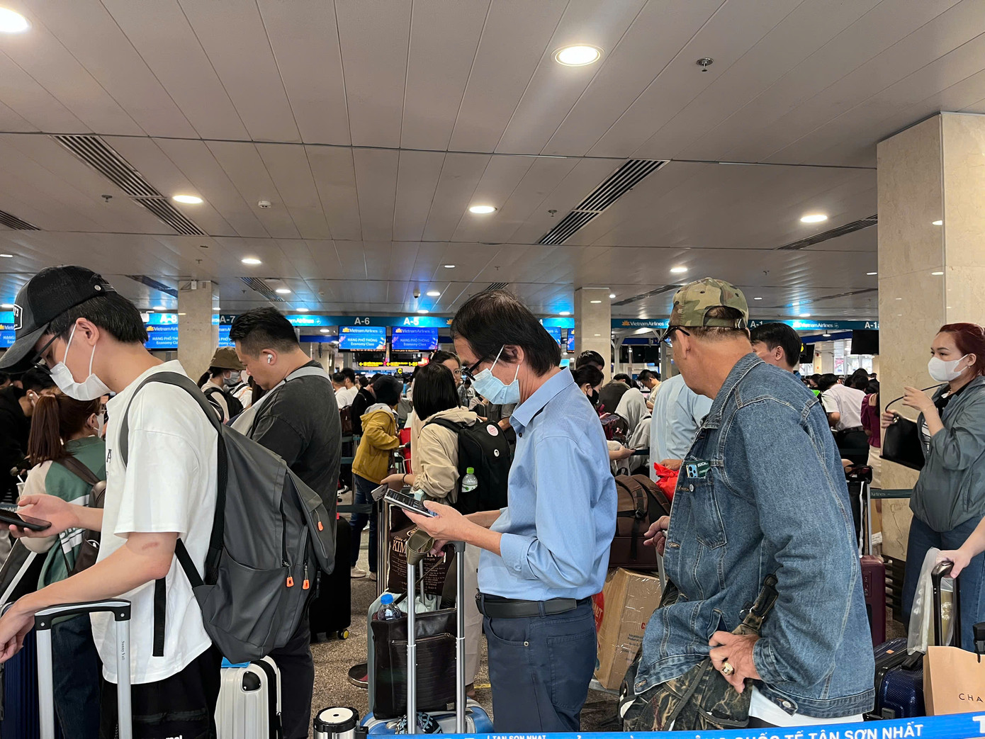 Tại các nhà ga đi của sân bay Tân Sơn Nhất, dòng người đông đúc với hành lý chất đầy quầy làm thủ tục. Nhiều hành khách lỉnh kỉnh hành lý, vội vàng di chuyển để kịp chuyến bay.