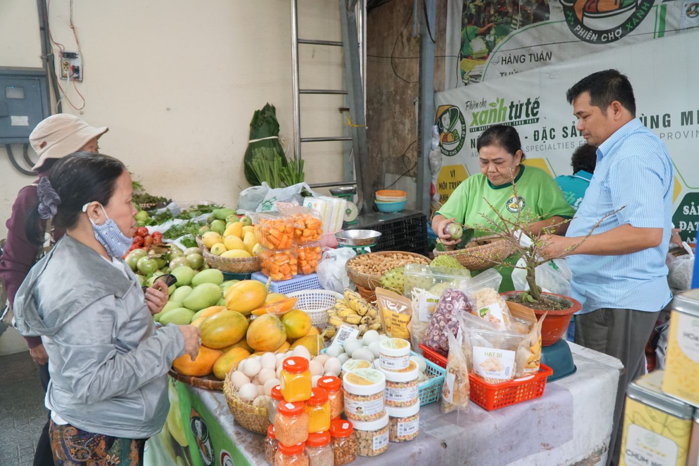 Bà Vũ Kim Anh, Trưởng ban tổ chức phiên chợ, cho biết đến phiên chợ, khách hàng, người tiêu dùng thấy tận mắt những sản phẩm của các đơn vị khởi nghiệp từ tài nguyên bản địa, sản phẩm làng nghề truyền thống ở nơi xa xôi nhất vẫn còn đang giữ “lửa nghề truyền thừa trăm năm”...