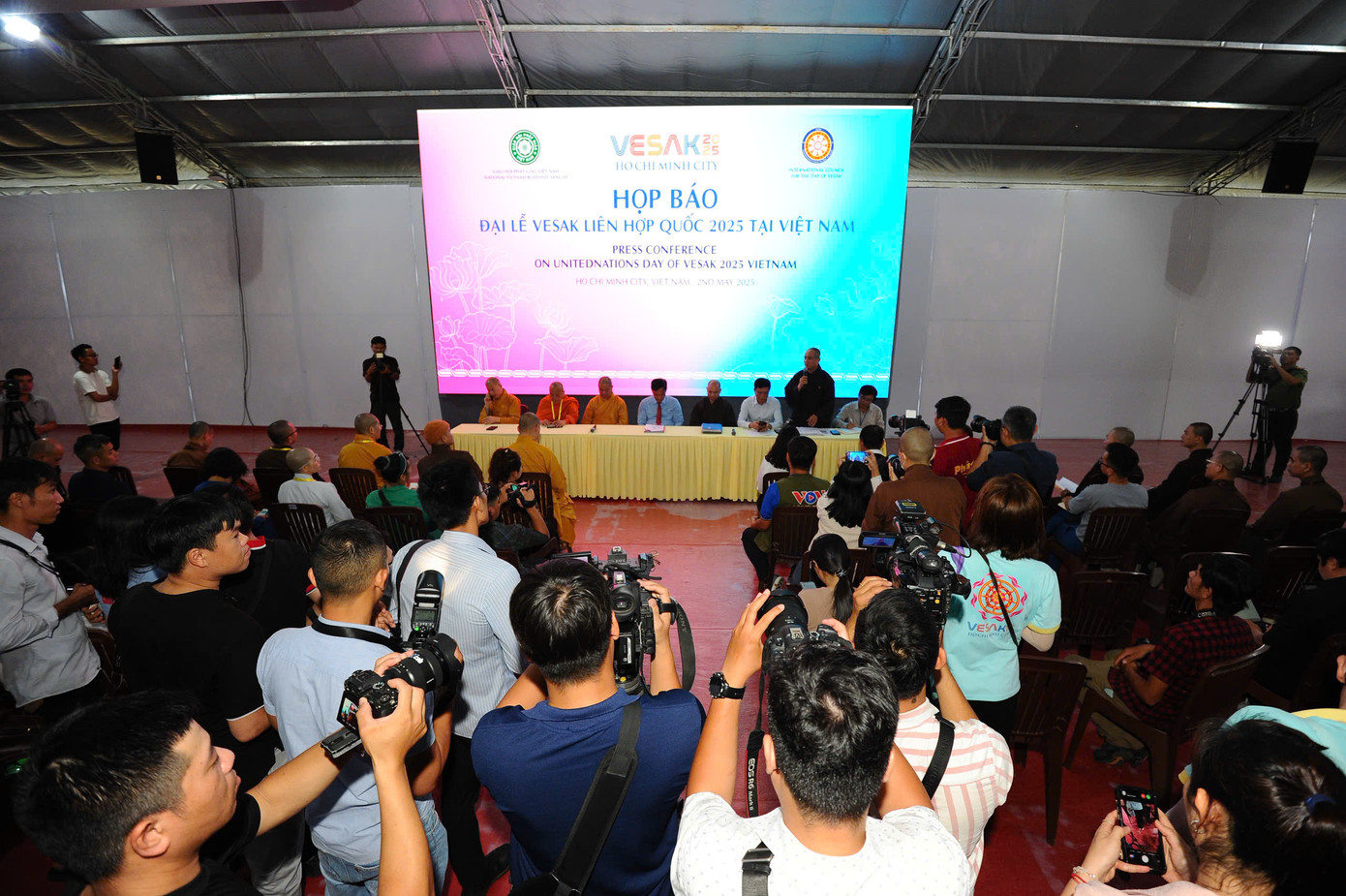 Trong những ngày diễn ra đại lễ, phóng viên, nhà báo tác nghiệp tại trung tâm báo chí này.