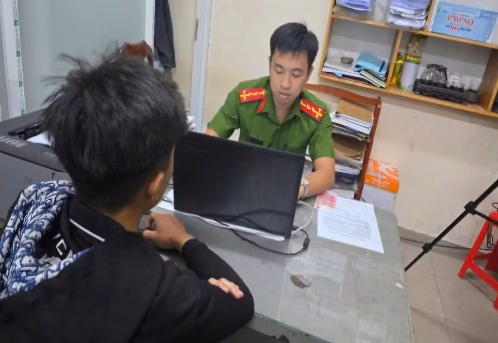 Công an lấy lời khai một đối tượng tham gia hành hung nam sinh