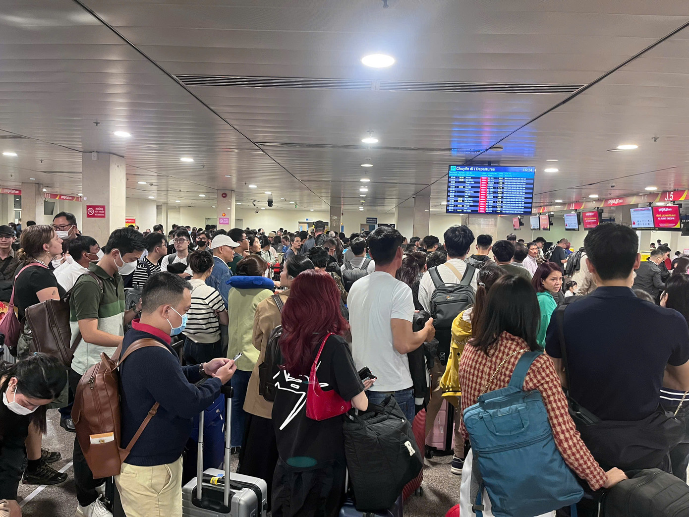 Theo đại diện Cảng Hàng không Quốc tế Tân Sơn Nhất, trong hôm nay dự kiến cảng khai thác 982 chuyến bay đi và đến với hơn 141.000 lượt hành khách.