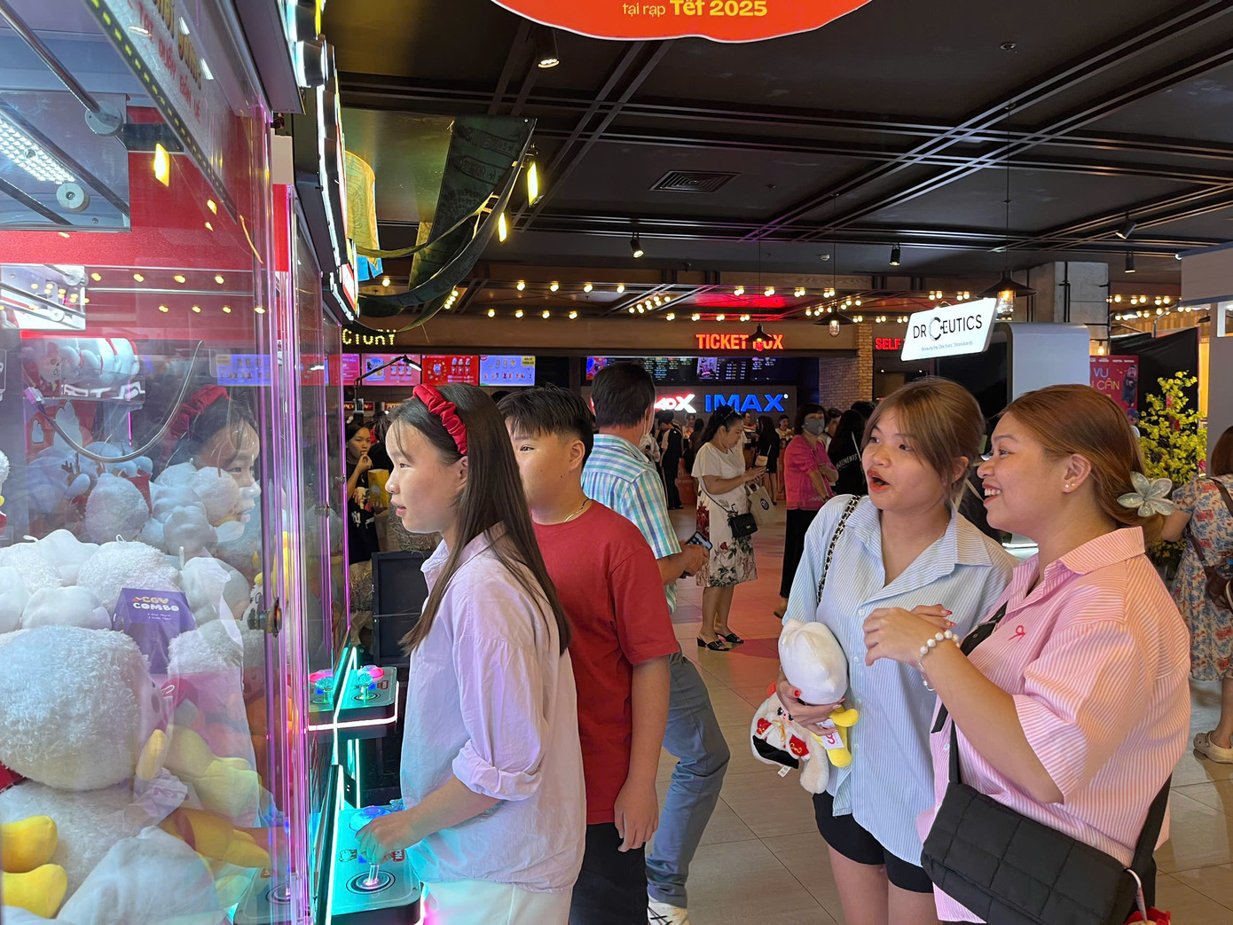 Các dịch vụ "ăn theo" tại rạp chiếu phim như tô tượng hay gắp thú nhồi bông thu hút người chơi. Thanh Yến (21 tuổi, ngụ quận Tân Bình) chia sẻ: "Tết mới có dịp nghỉ ngơi, thời tiết lại nóng bức nên vào các trung tâm thương mại ăn uống, xem phim là lựa chọn phù hợp nhất".