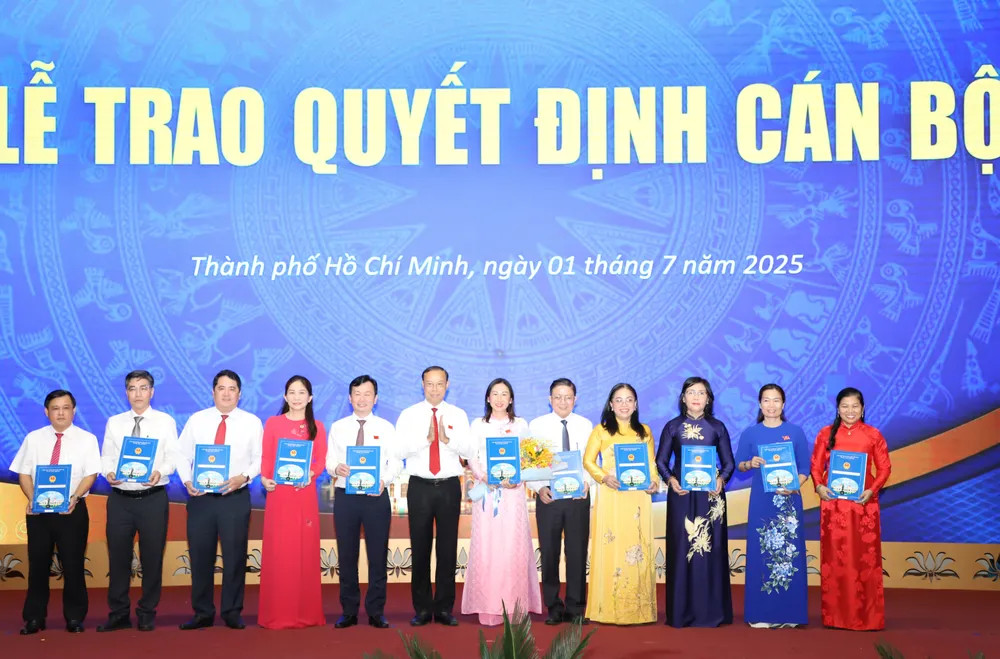 Lãnh đạo TPHCM trao quyết định cho các lãnh đạo Sở Nội vụ. Lãnh đạo TPHCM trao quyết định cho các lãnh đạo Sở Nội vụ.