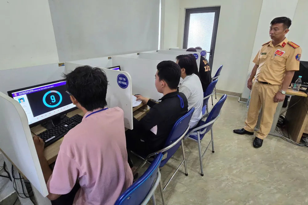 Các thí sinh tại ngày thi sát hạch, cấp GPLX. Ảnh: H.T. Các thí sinh tại ngày thi sát hạch, cấp GPLX. Ảnh: H.T.