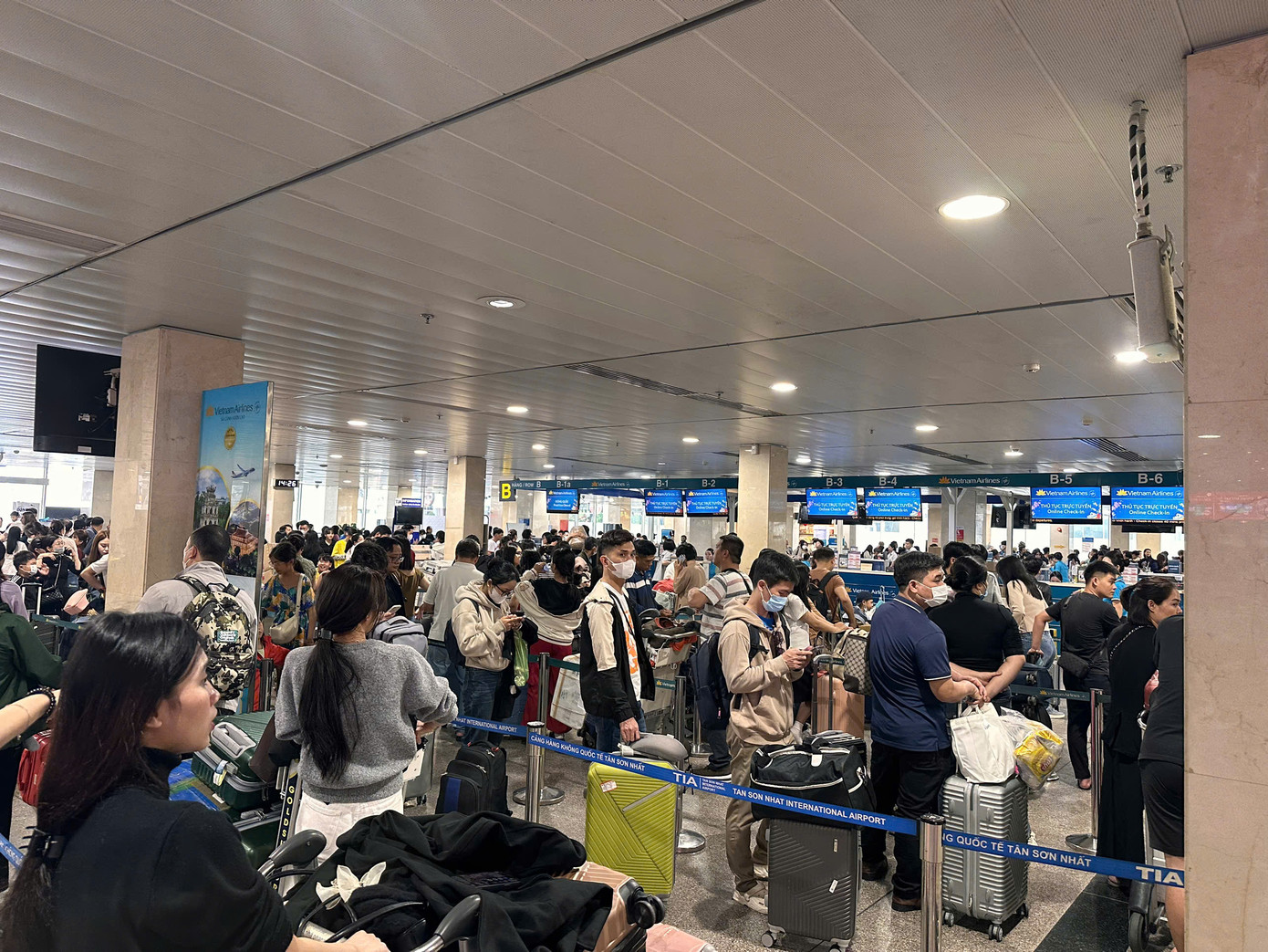 Lượng khách đi và đến sân bay Tân Sơn Nhất trong ngày 22/1 tăng mạnh so với hôm qua.