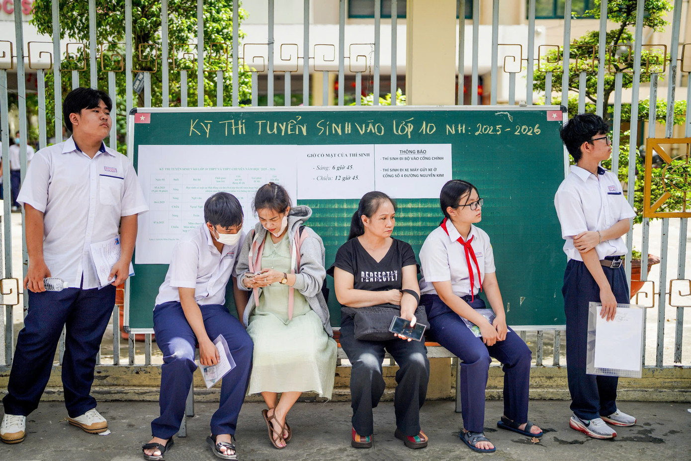 Bên ngoài điểm thi, nhiều phụ huynh tỏ ra sốt ruột trong lúc con vào làm các thủ tục dự thi.