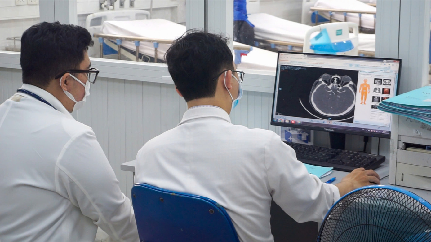 Bác sĩ Bệnh viện Nhân dân 115 hội chẩn để đưa ra phương án điều trị cho bệnh nhân đột quỵ. Ảnh: Tử Mạnh