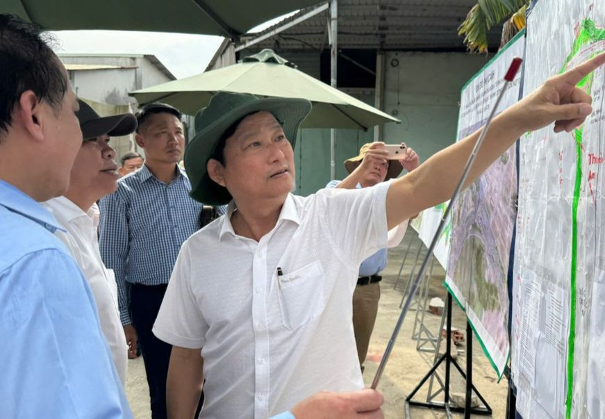 Chủ tịch UBND tỉnh Bình Dương Võ Văn Minh (áo trắng) kiểm tra các dự án trọng điểm