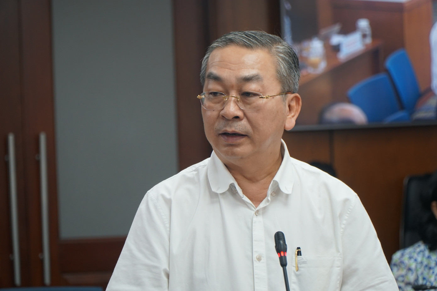 Ông Võ Ngọc Quốc Thuận, Giám đốc Sở Nội vụ TPHCM trả lời tại buổi họp báo kinh tế - xã hội định kỳ, chiều 17/4. Ảnh: Anh Nhàn