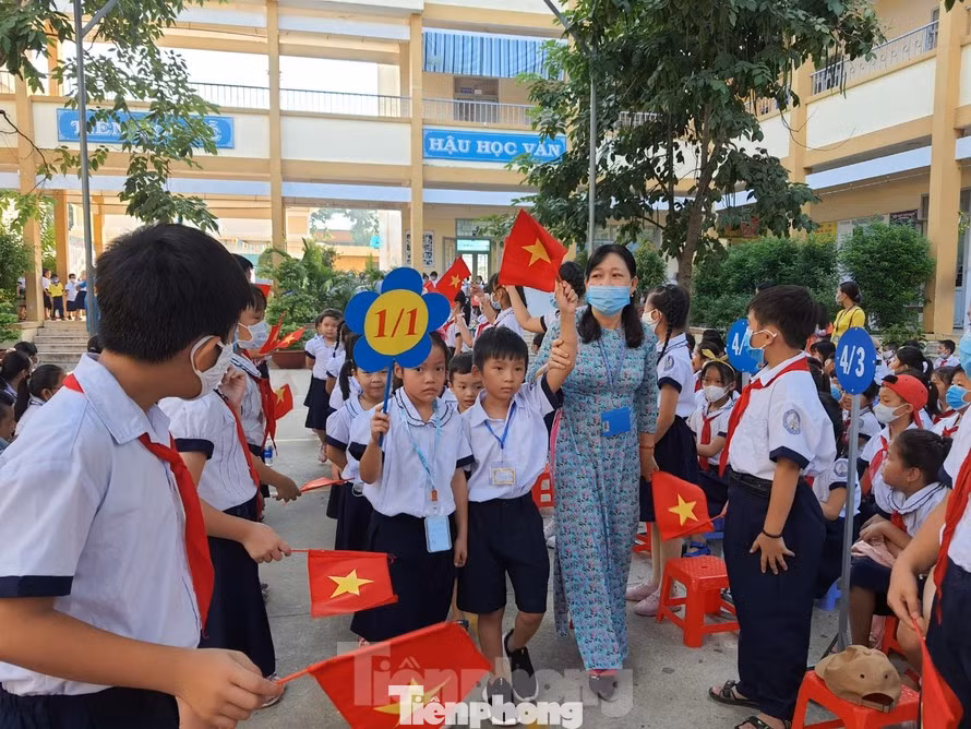 Học sinh lớp 1 tại TPHCM trong ngày tựu trường