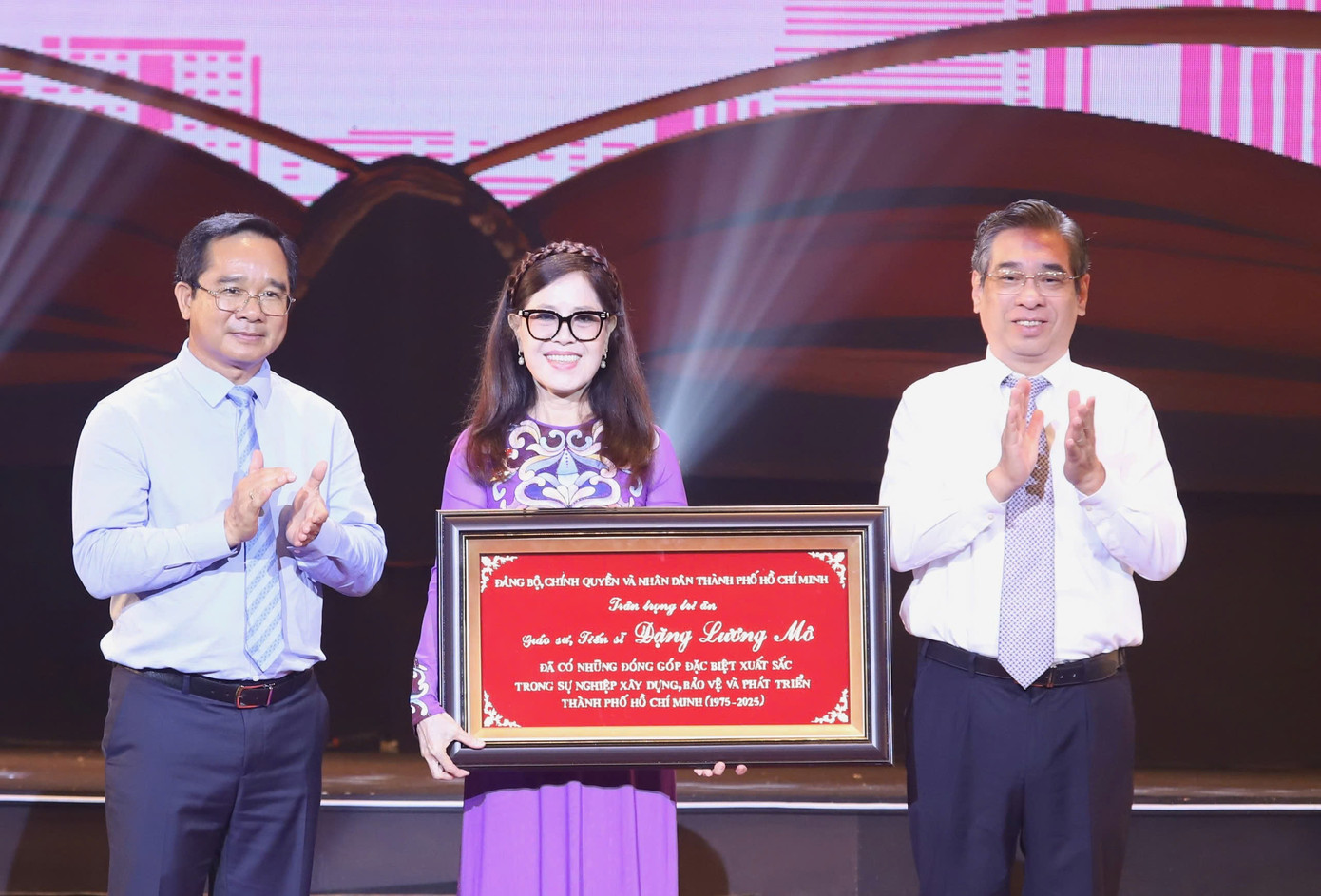 Vợ giáo sư Đặng Lương Mô nhận thay chồng phần thưởng tri ân của TPHCM vì có nhiều đóng góp quan trọng trong công cuộc xây dựng và phát triển thành phố, tháng 4/2025. Ảnh: Ngô Tùng Vợ giáo sư Đặng Lương Mô nhận thay chồng phần thưởng tri ân của TPHCM vì có nhiều đóng góp quan trọng trong công cuộc xây dựng và phát triển thành phố, tháng 4/2025. Ảnh: Ngô Tùng