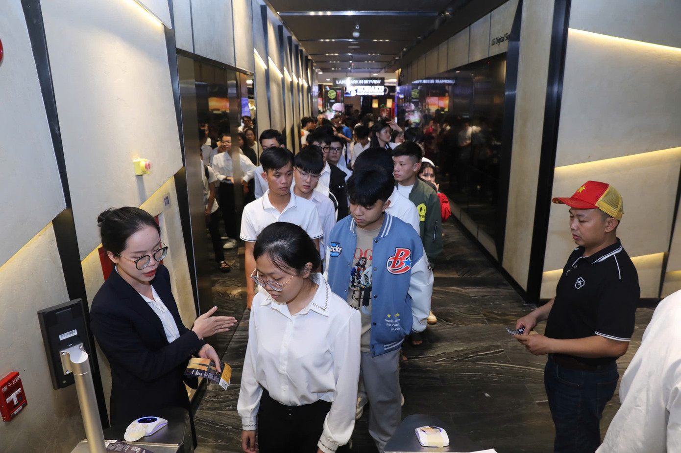 Sau chương trình tham quan Bệnh viện JW và tham dự buổi talk show “Nghèo là vốn liếng - vượt khó, vươn xa” với diễn giả TS. BS Nguyễn Phan Tú Dung, các sinh viên của chương trình Nâng bước Thủ khoa 2024 tiếp tục tham quan tòa nhà Landmark 81.