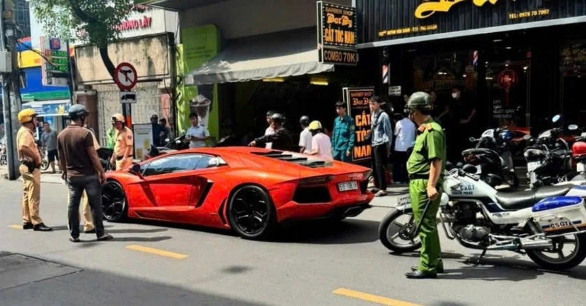 Xe Lamborghini dừng bất thường giữa đường TP.HCM. Ảnh: MĐ.