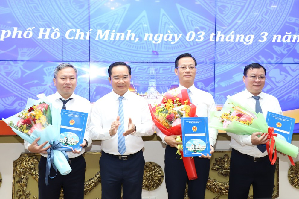 Chủ tịch UBND TPHCM Nguyễn Văn Được trao quyết định cho ông Đậu An Phúc (thứ hai từ phải qua) và ông Nguyễn Hoàng Anh Dũng, ông Văn Phú Thái.