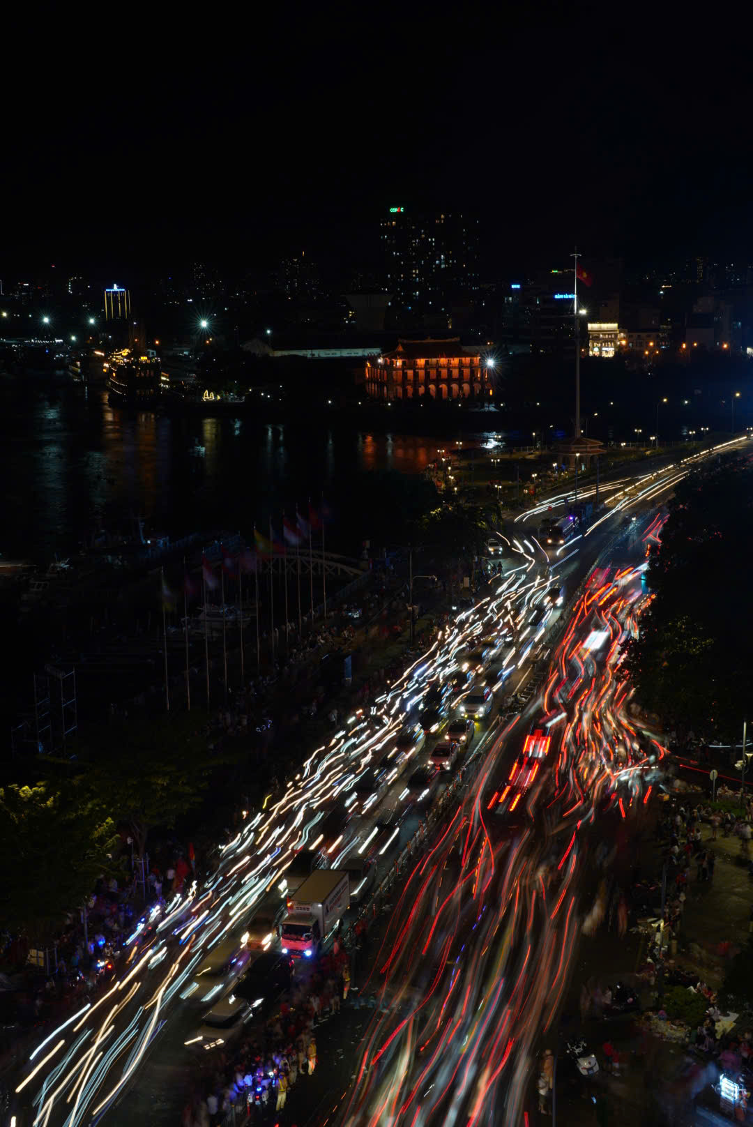 Khu vực Bến Bạch Đằng (quận 1, TPHCM) đông nghịt người. Dòng xe di chuyển dưới sự điều tiết của lực lượng chức năng.