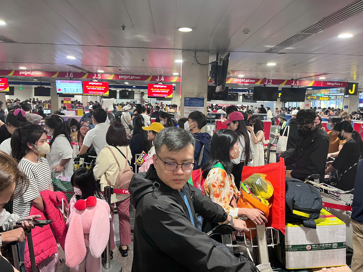 Anh Đình Chương cho biết chuyến bay từ TPHCM đi Bình Định khởi hành lúc 17h30 nhưng anh đã tới sân bay trước 3 giờ đồng hồ, trừ hao thời gian di chuyển và ký gửi hành lý. "Tôi chờ gần một tiếng vẫn chưa ký gửi được hành lý. Tôi biết ngày cuối năm sẽ đông nhưng không ngờ đông đến như vậy", anh Chương nói.