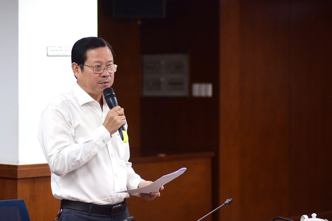 Ông Nguyễn Hoàng Hưng, Trưởng phòng Xây dựng chính quyền và công tác thanh niên (Sở Nội vụ TPHCM) trả lời tại buổi họp báo. Ảnh: A.N.