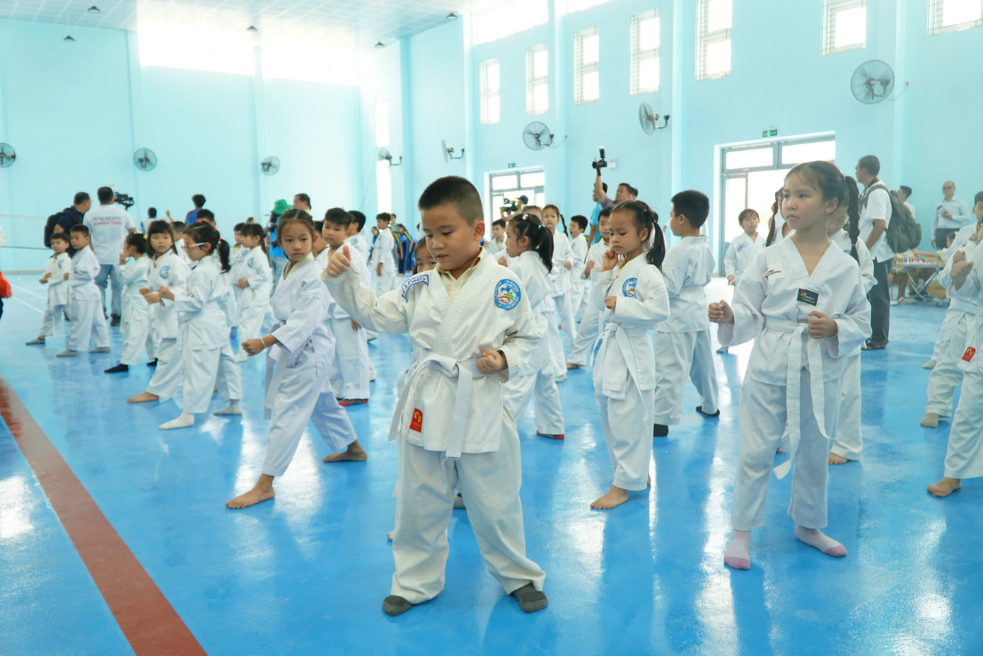 Học sinh Trường tiểu học Hùng Vương hào hứng học võ trong nhà thi đấu đa năng mới toanh.