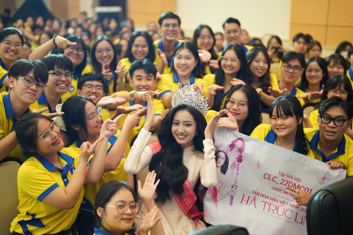 Hoa hậu Hà Trúc Linh trong vòng tay bạn bè khi về thăm Trường ĐH Tài chính - Marketing. Ảnh: Phạm Nguyễn.