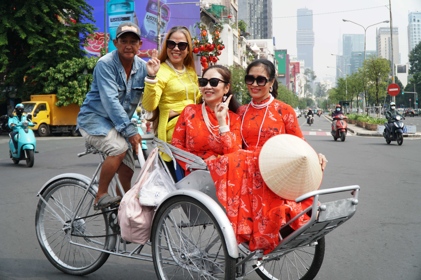 Nhiều người sẵn sàng chi tiền thuê xích lô để làm bối cảnh chụp hình, sẵn tiện tham quan thành phố.